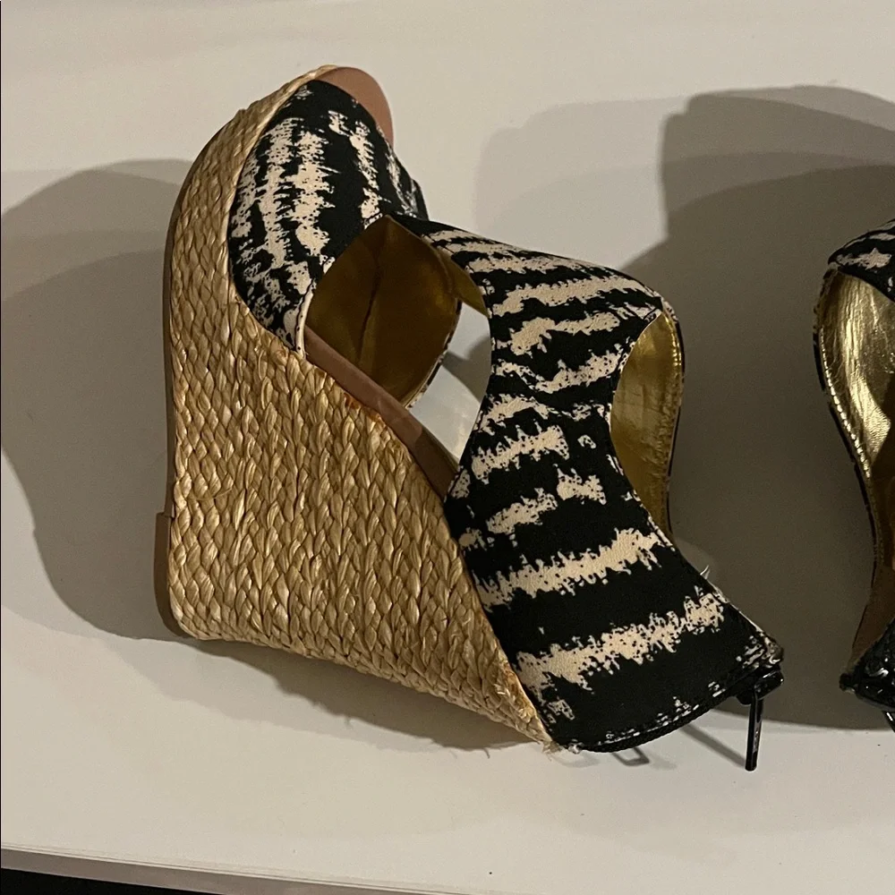 Seychelles Black and‎ Cream Wedges